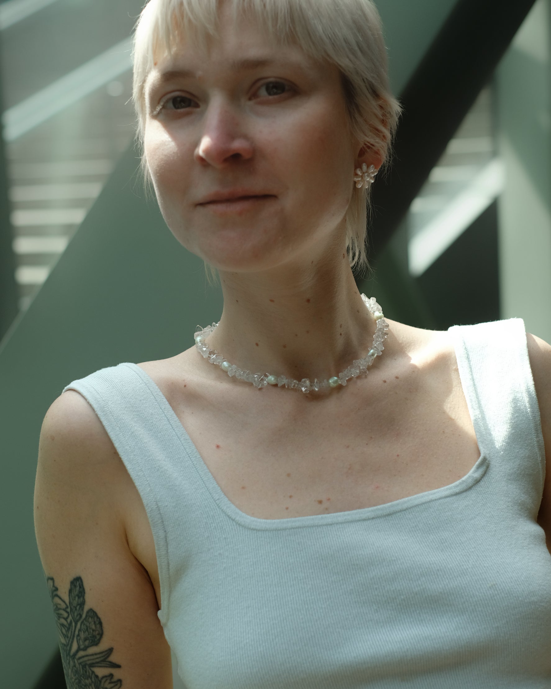 Foto von Frau mit Kette aus Bergkristallen mit hellgruenen Perlen