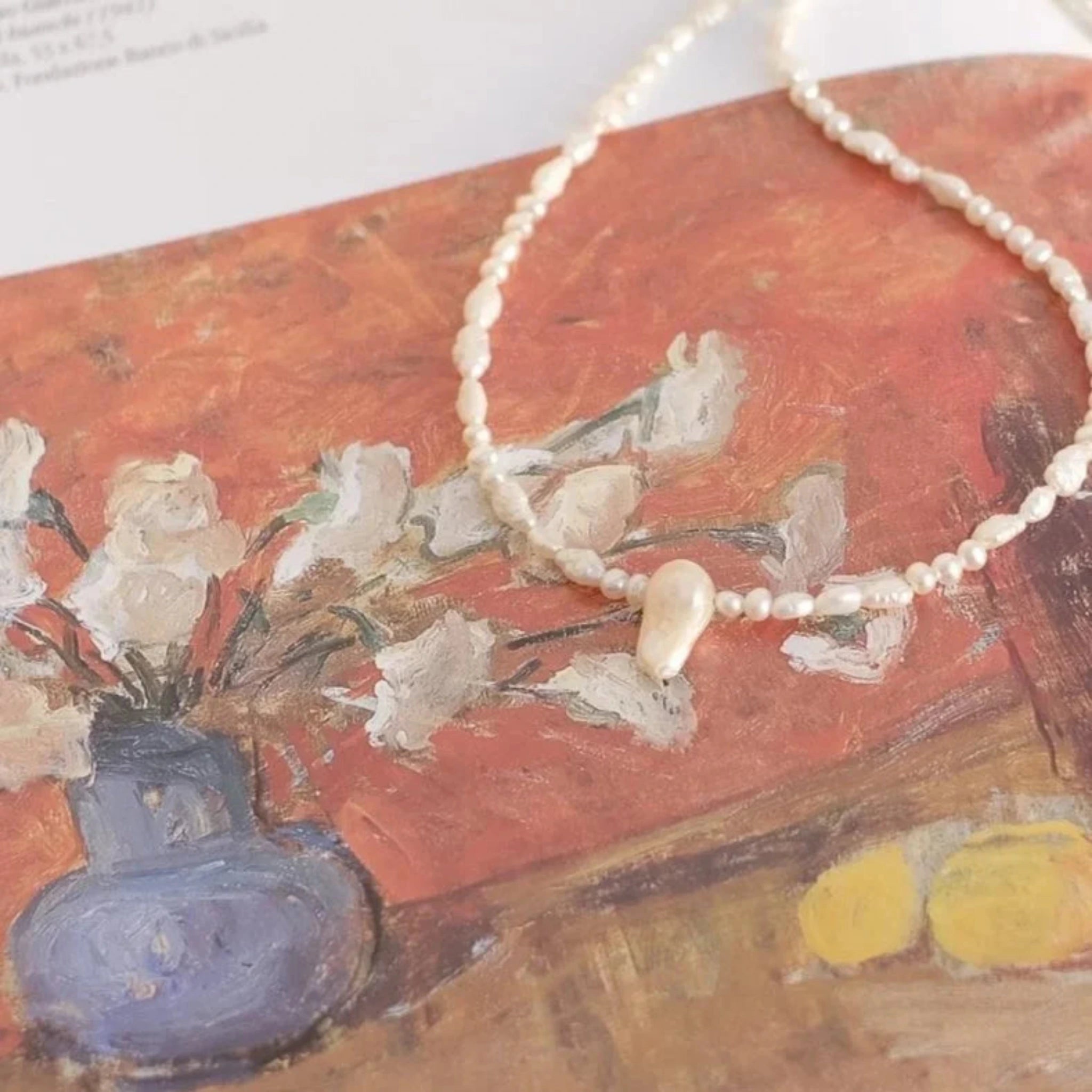 Details der Perlenkette auf Kunstbuch