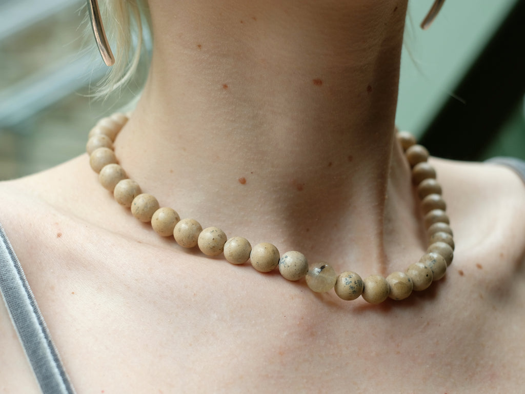 Natürliche Steine als Perlenkette beige 