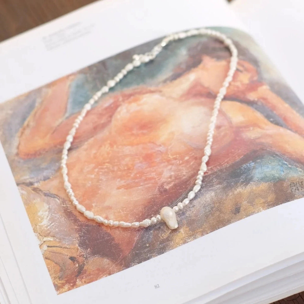 Perlenkette auf Kunstbuch
